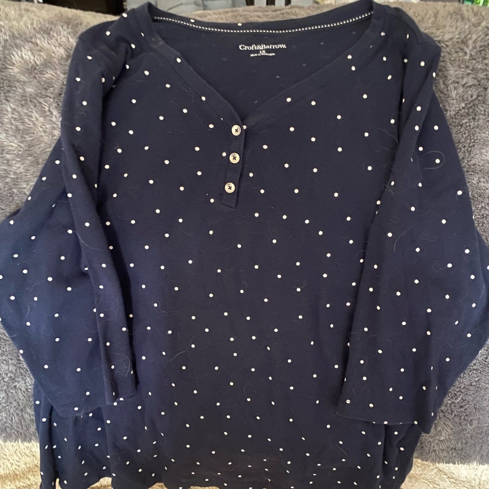 Navy blue with white polka dots.  3/4 sleeves.  Size 1X